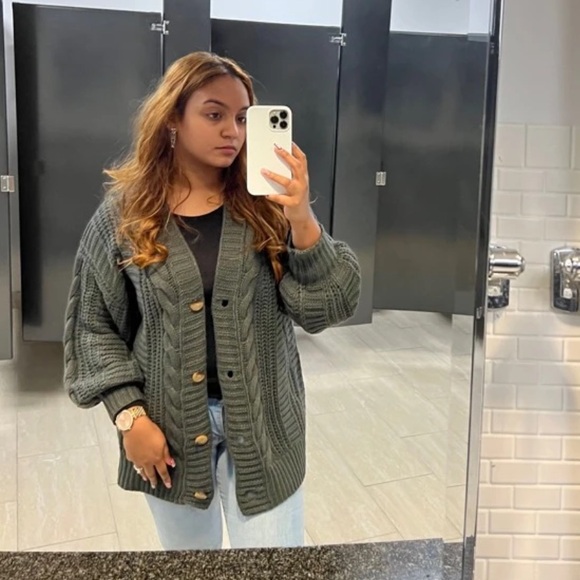 Oversized Grey Cable Knit Cardigan Long Sleeves Hip Length Buttoned - Picture 14 of 16